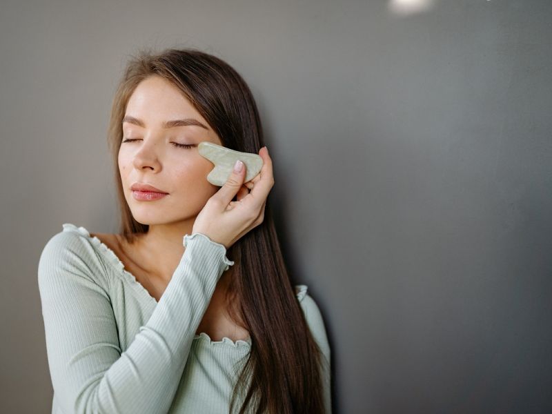 Gua Sha: Η Νο 1 πανάρχαια beauty τεχνική στα χέρια σου